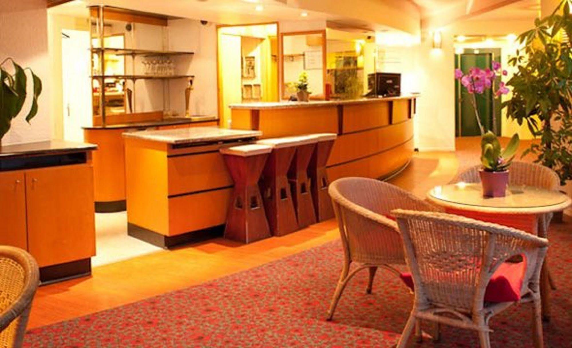 Egg Hotel Gonesse 고네스 외부 사진
