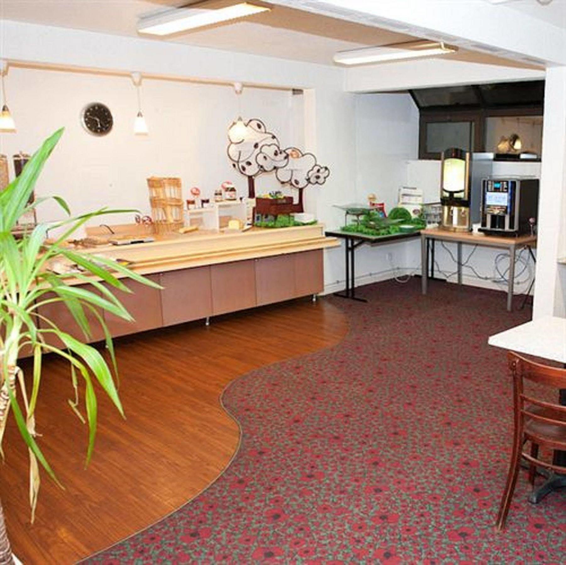 Egg Hotel Gonesse 고네스 외부 사진