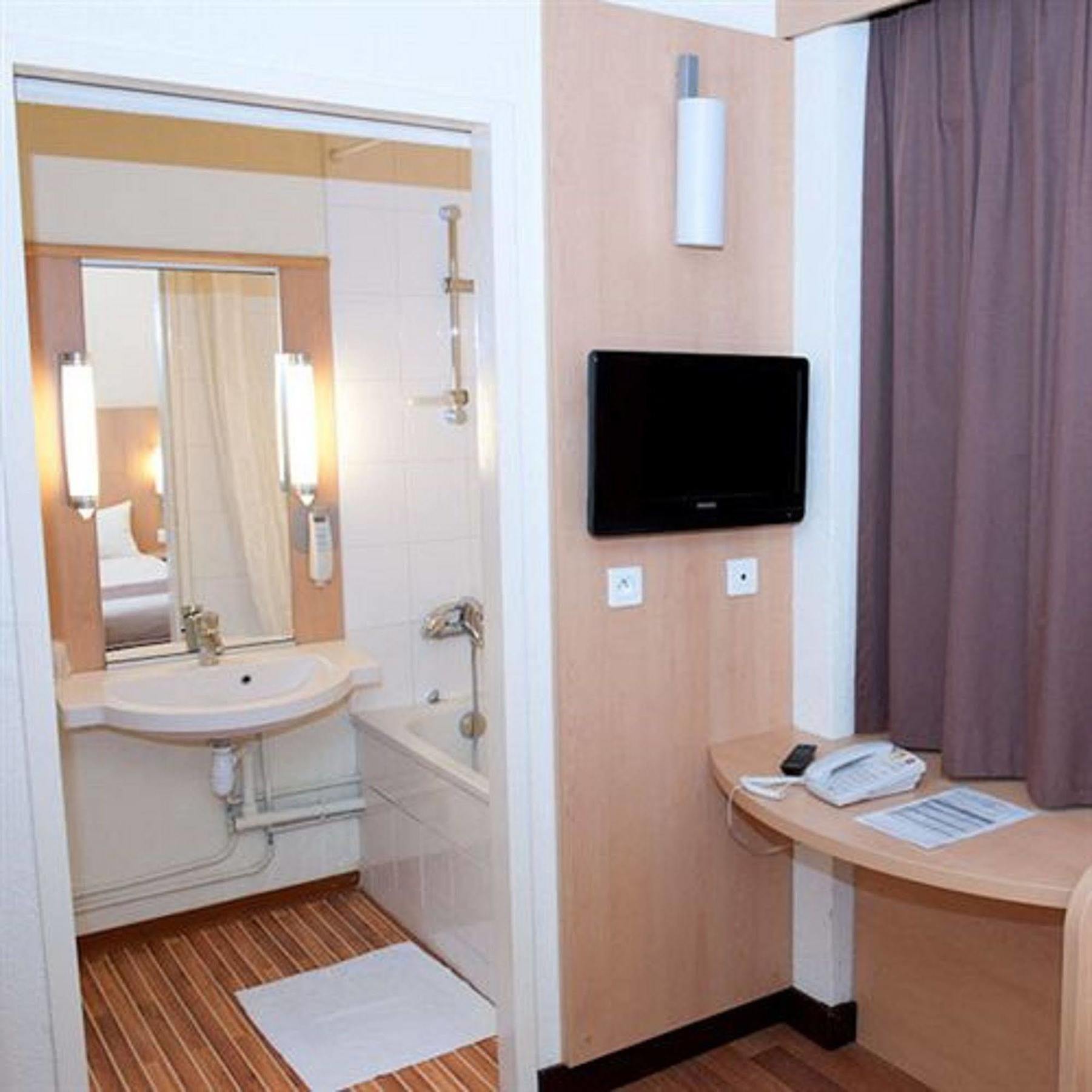 Egg Hotel Gonesse 고네스 외부 사진